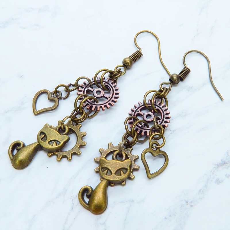 アンティークゴールド 猫と歯車を組合せたコンパクトなピアス アンティークブロンズ スチームパンク風