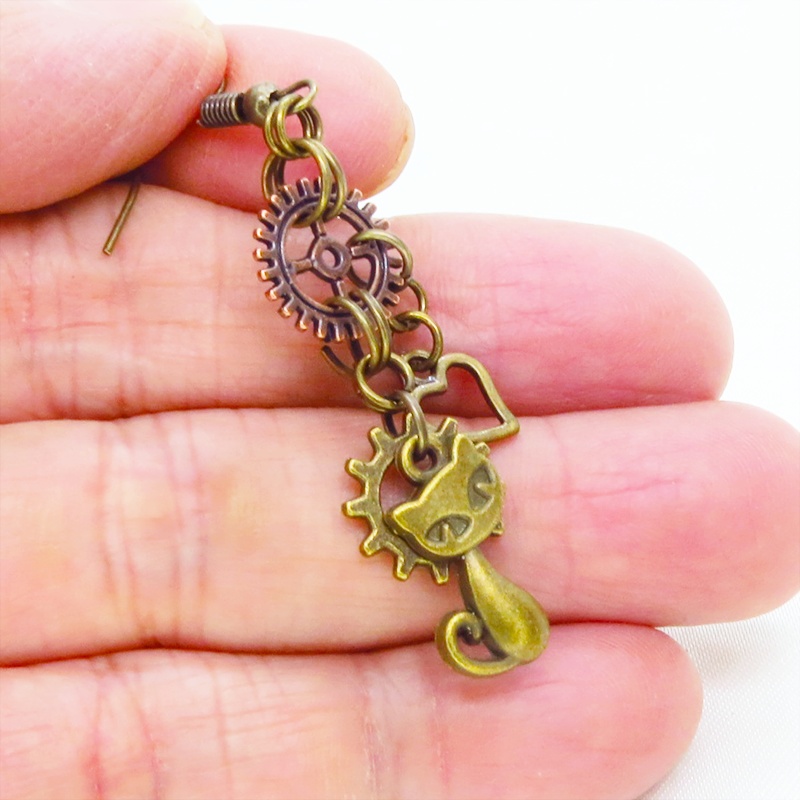 アンティークゴールド 猫と歯車を組合せたコンパクトなピアス アンティークブロンズ スチームパンク風
