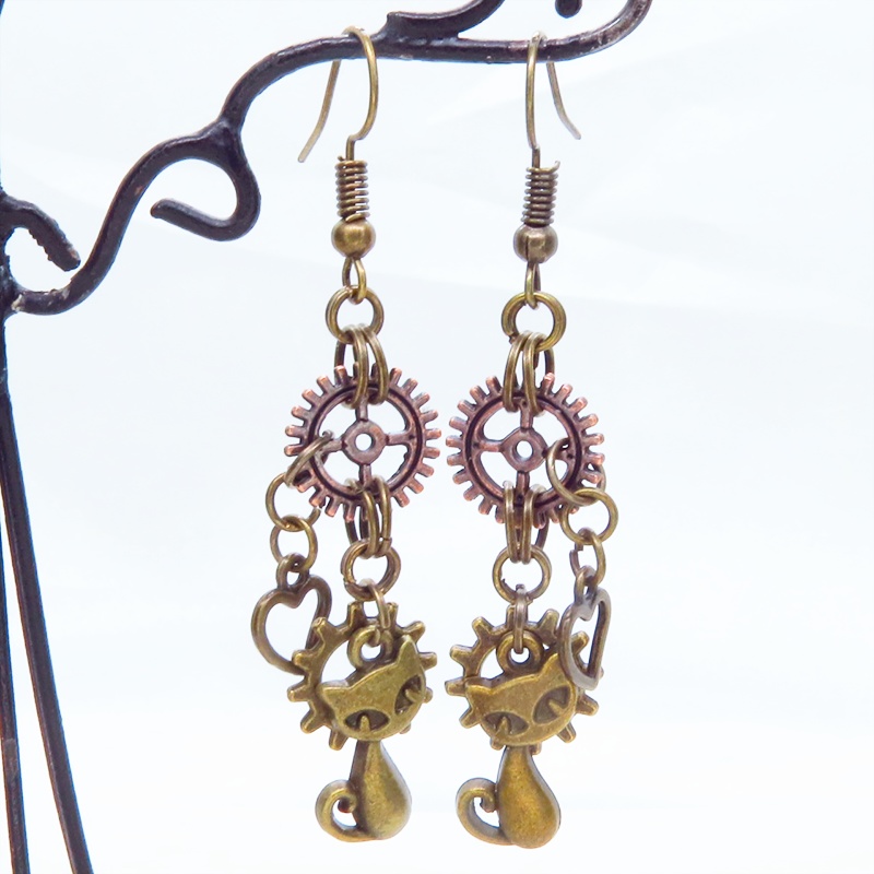 アンティークゴールド 猫と歯車を組合せたコンパクトなピアス アンティークブロンズ スチームパンク風