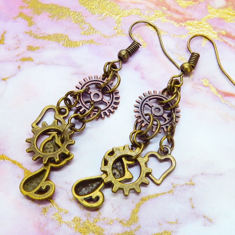 アンティークゴールド 猫と歯車を組合せたコンパクトなピアス アンティークブロンズ スチームパンク風