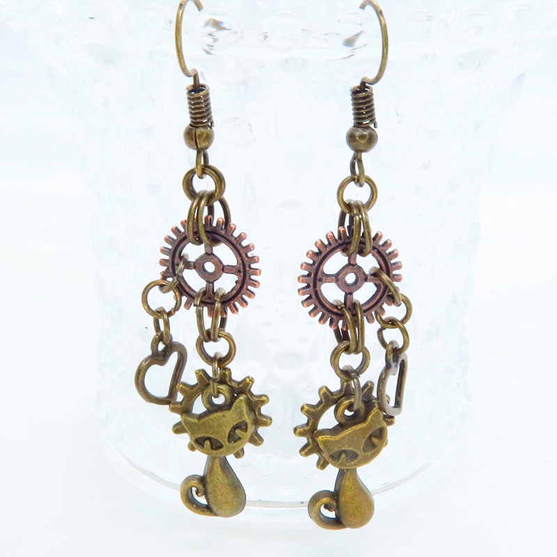アンティークゴールド 猫と歯車を組合せたコンパクトなピアス アンティークブロンズ スチームパンク風
