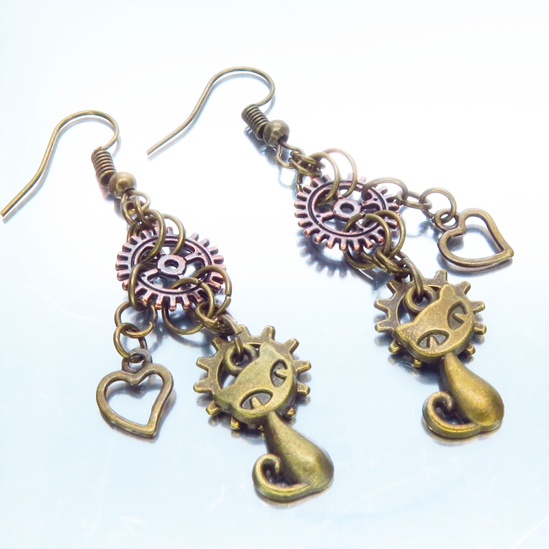 アンティークゴールド 猫と歯車を組合せたコンパクトなピアス アンティークブロンズ スチームパンク風