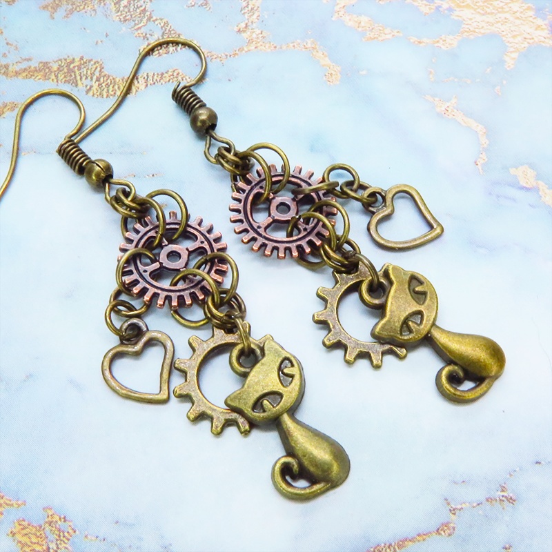 アンティークゴールド 猫と歯車を組合せたコンパクトなピアス アンティークブロンズ スチームパンク風