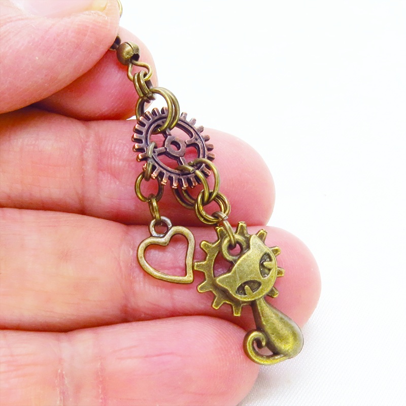 アンティークゴールド 猫と歯車を組合せたコンパクトなピアス アンティークブロンズ スチームパンク風