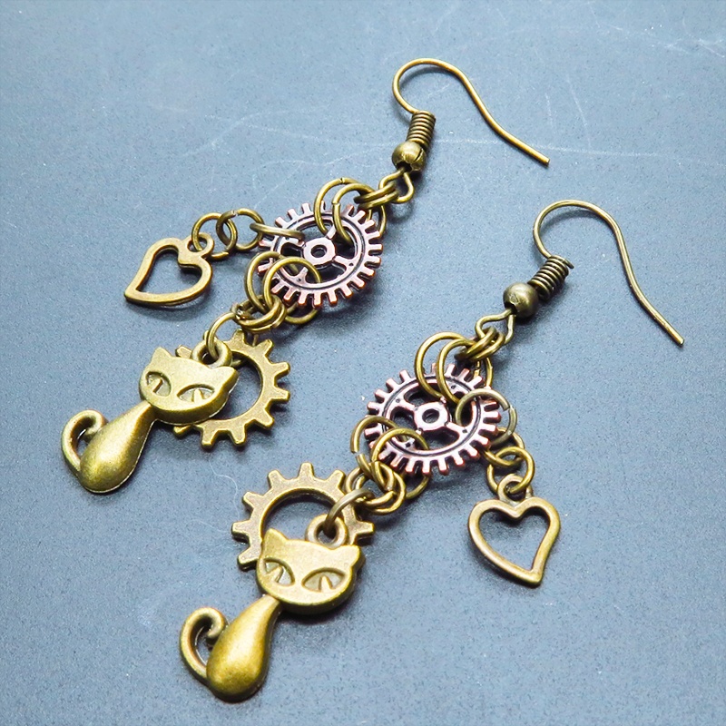 アンティークゴールド 猫と歯車を組合せたコンパクトなピアス アンティークブロンズ スチームパンク風