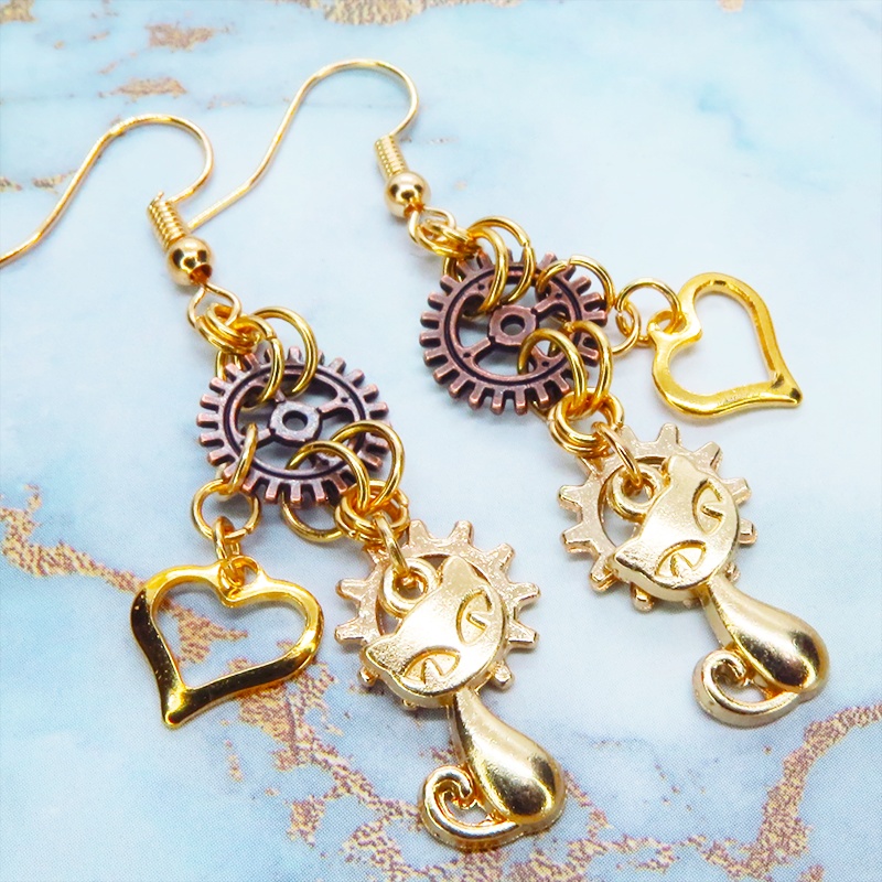 マットゴールド 猫と歯車を組合せたコンパクトなピアス アンティークブロンズ スチームパンク風 サージカル可