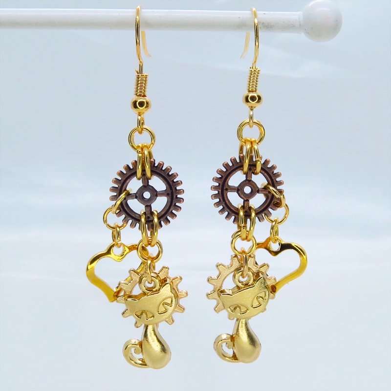 マットゴールド 猫と歯車を組合せたコンパクトなピアス アンティークブロンズ スチームパンク風 サージカル可