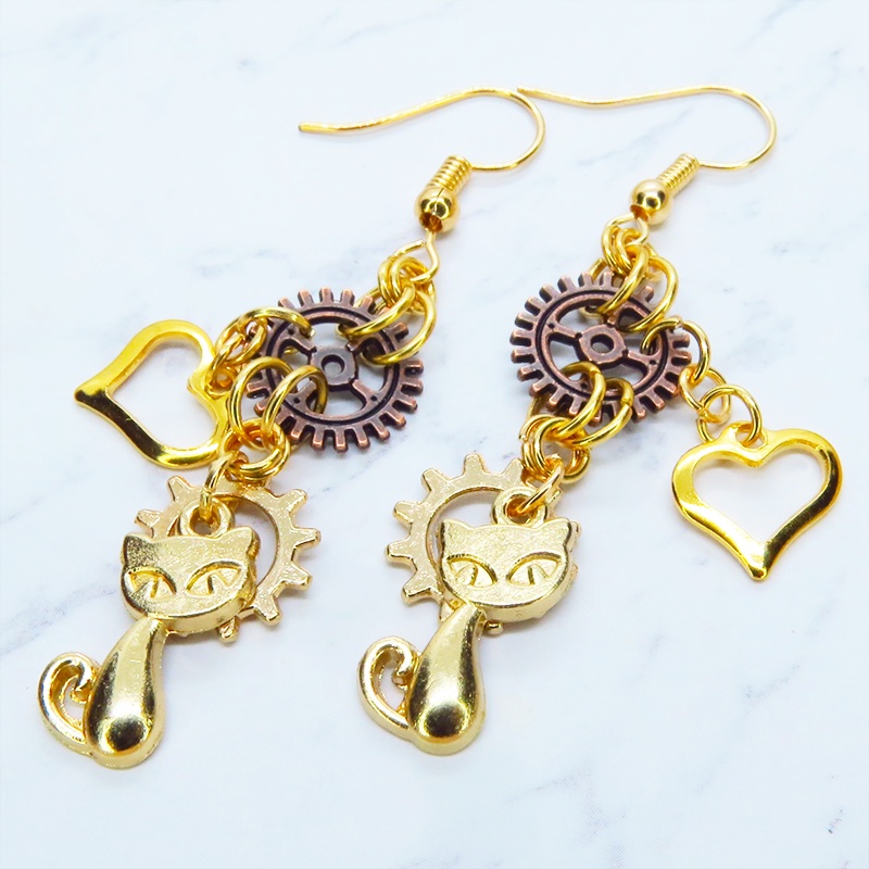マットゴールド 猫と歯車を組合せたコンパクトなピアス アンティークブロンズ スチームパンク風 サージカル可