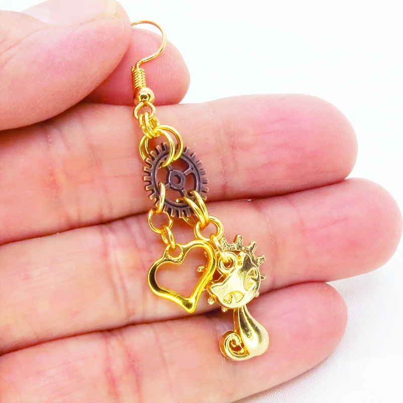 マットゴールド 猫と歯車を組合せたコンパクトなピアス アンティークブロンズ スチームパンク風 サージカル可