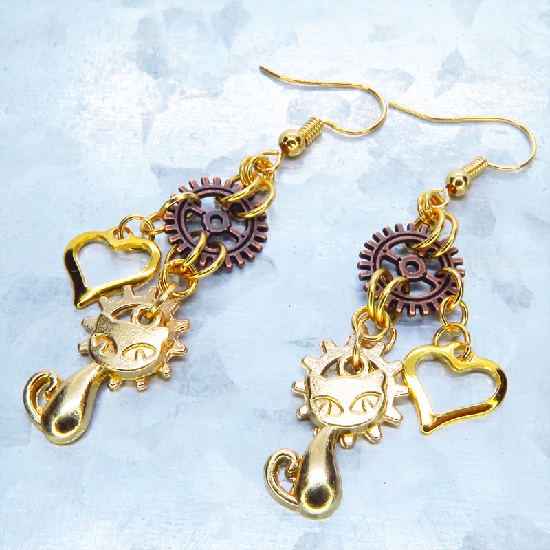 マットゴールド 猫と歯車を組合せたコンパクトなピアス アンティークブロンズ スチームパンク風 サージカル可