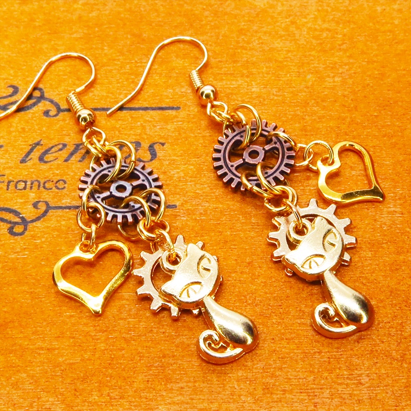 マットゴールド 猫と歯車を組合せたコンパクトなピアス アンティークブロンズ スチームパンク風 サージカル可