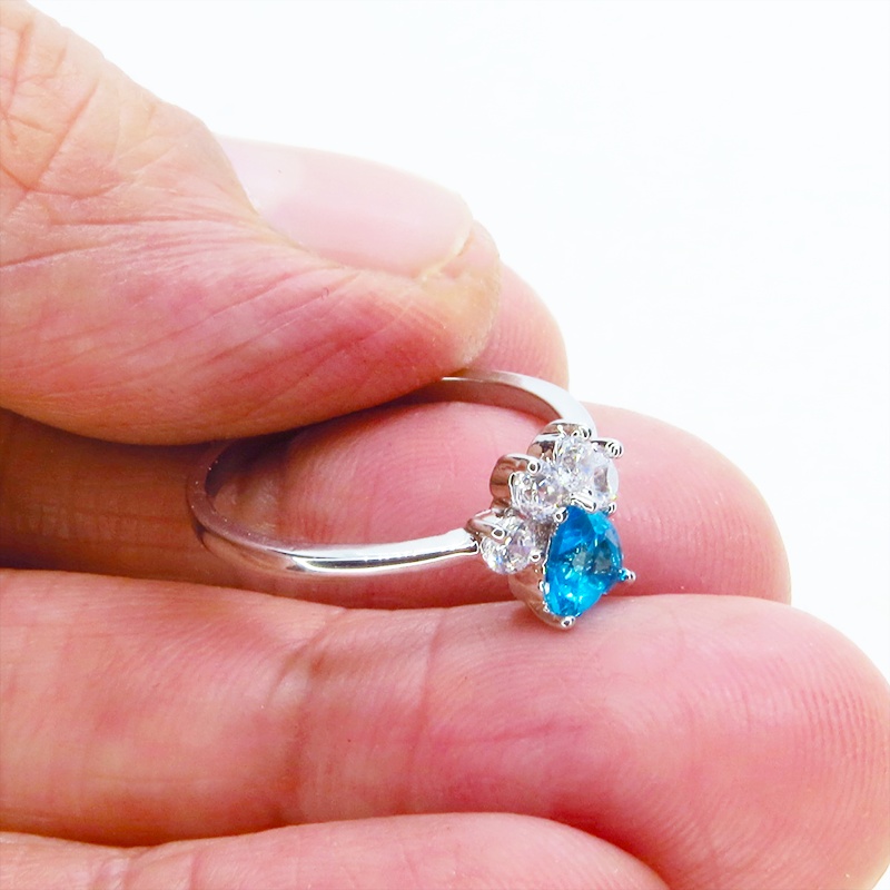 ジルコンで散りばめられた肉球モチーフの大人可愛いリング SV925プレーテッド ブルージルコン サイズ13号 猫 犬