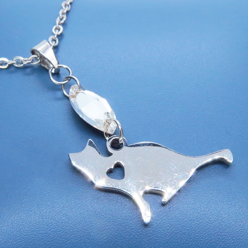 ステンレス製 猫シルエットとハートを組合せた可愛いチャームとスワロフスキーのネックレス ダイカット アジャスター追加可