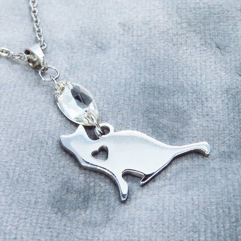 ステンレス製 猫シルエットとハートを組合せた可愛いチャームとスワロフスキーのネックレス ダイカット アジャスター追加可