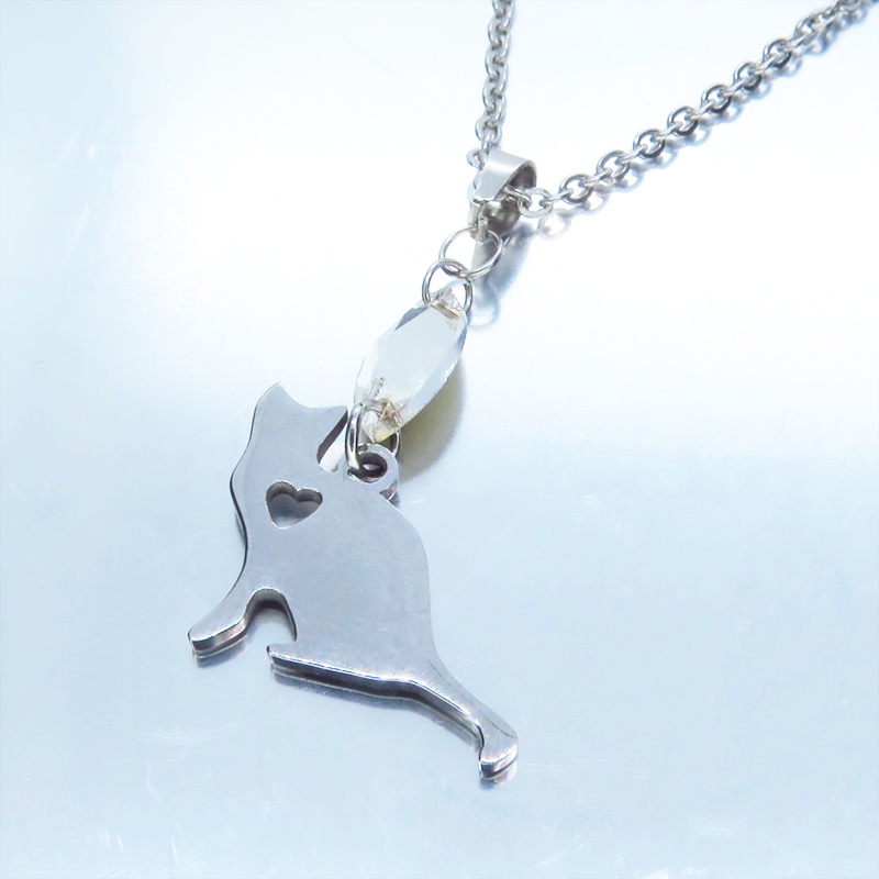 ステンレス製 猫シルエットとハートを組合せた可愛いチャームとスワロフスキーのネックレス ダイカット アジャスター追加可