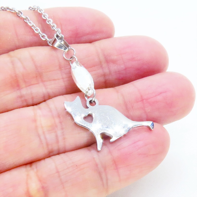 ステンレス製 猫シルエットとハートを組合せた可愛いチャームとスワロフスキーのネックレス ダイカット アジャスター追加可