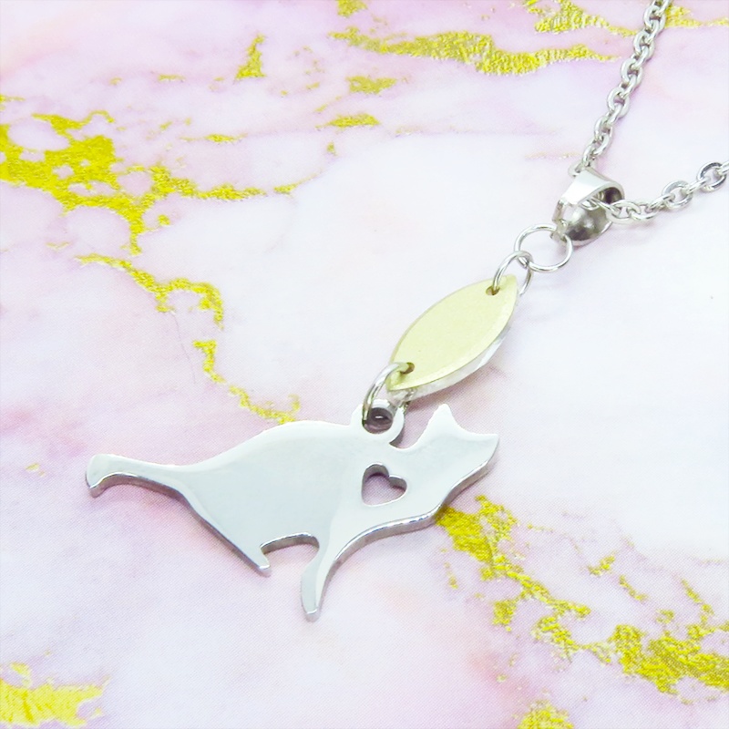 ステンレス製 猫シルエットとハートを組合せた可愛いチャームとスワロフスキーのネックレス ダイカット アジャスター追加可