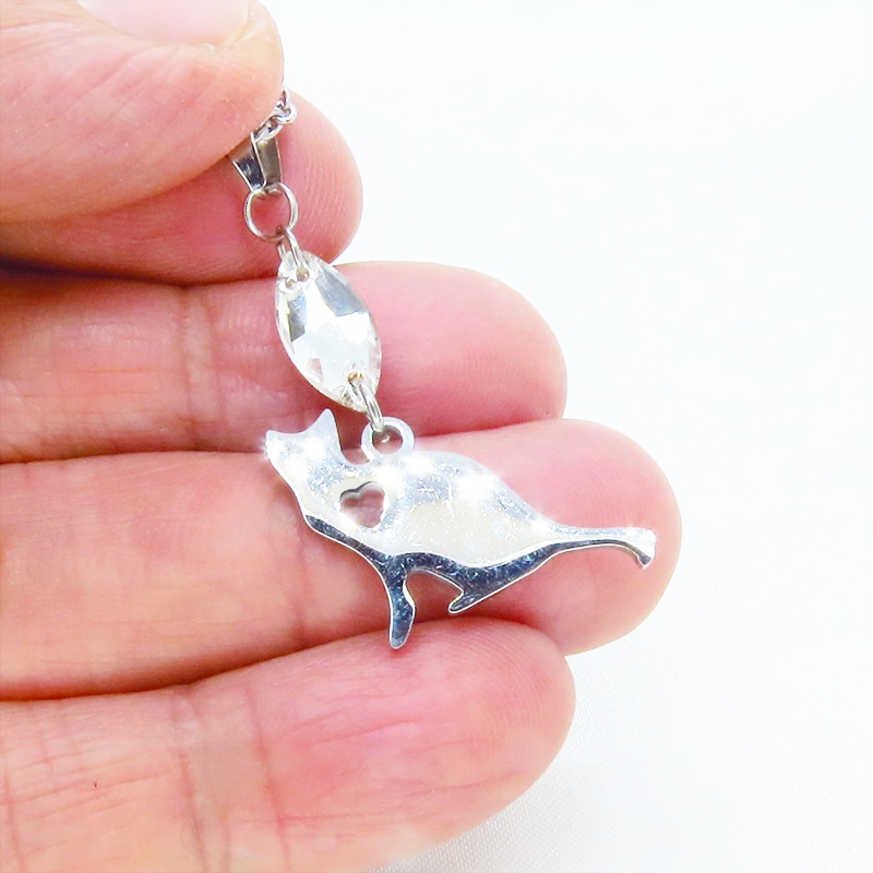 ステンレス製 猫シルエットとハートを組合せた可愛いチャームとスワロフスキーのネックレス ダイカット アジャスター追加可