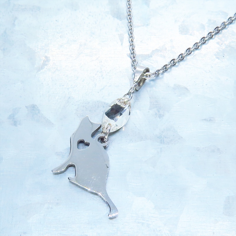 ステンレス製 猫シルエットとハートを組合せた可愛いチャームとスワロフスキーのネックレス ダイカット アジャスター追加可