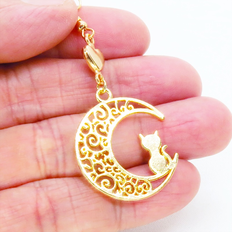 ゴールドカラー 猫が座る三日月チャームとハートを組み合わせた大人可愛いピアス サージカル可