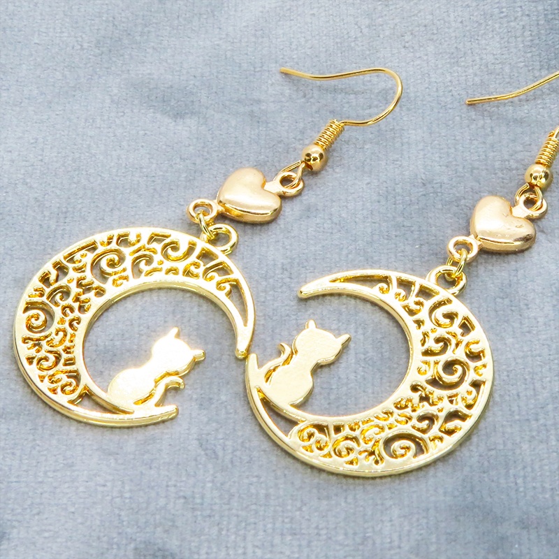 ゴールドカラー 猫が座る三日月チャームとハートを組み合わせた大人可愛いピアス サージカル可