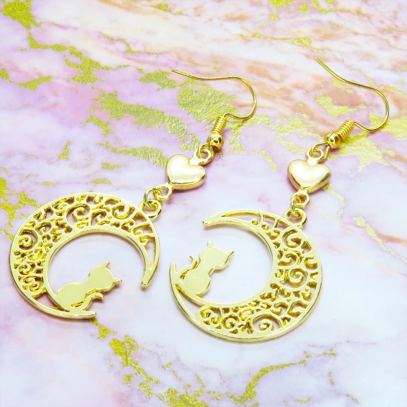 ゴールドカラー 猫が座る三日月チャームとハートを組み合わせた大人可愛いピアス サージカル可