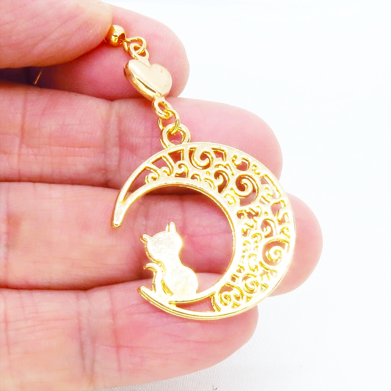 ゴールドカラー 猫が座る三日月チャームとハートを組み合わせた大人可愛いピアス サージカル可