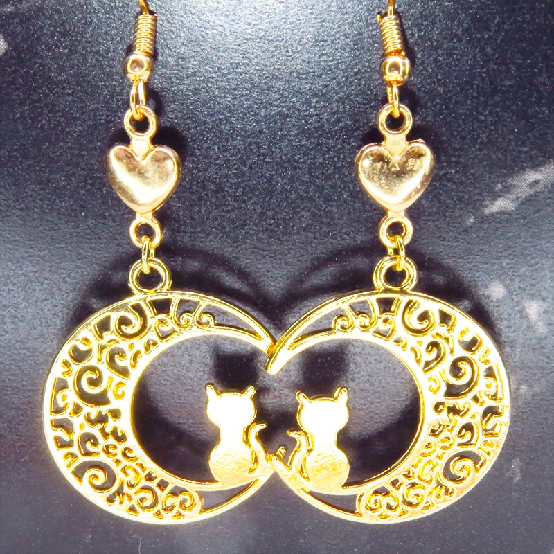 ゴールドカラー 猫が座る三日月チャームとハートを組み合わせた大人可愛いピアス サージカル可