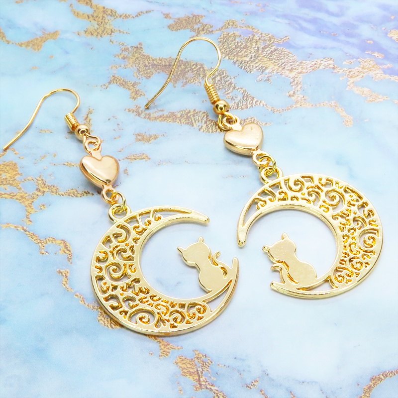 ゴールドカラー 猫が座る三日月チャームとハートを組み合わせた大人可愛いピアス サージカル可