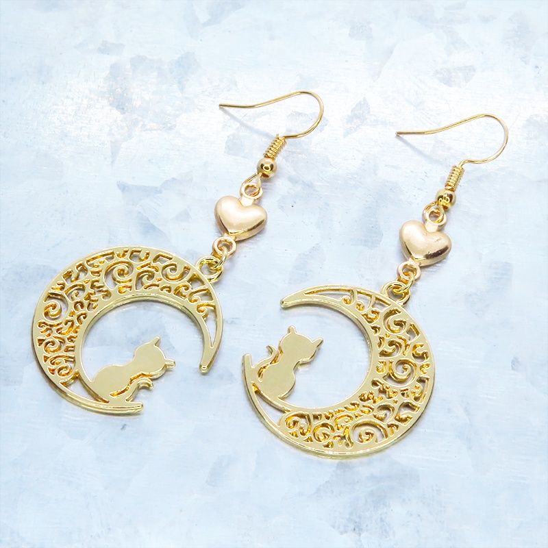 ゴールドカラー 猫が座る三日月チャームとハートを組み合わせた大人可愛いピアス サージカル可