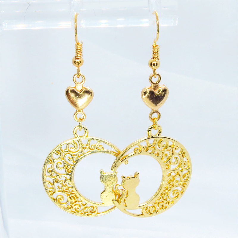 ゴールドカラー 猫が座る三日月チャームとハートを組み合わせた大人可愛いピアス サージカル可