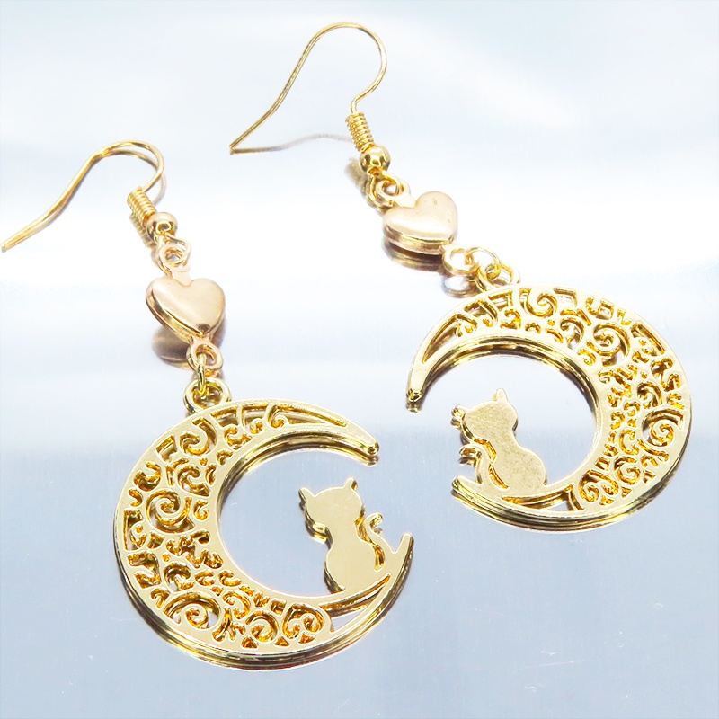 ゴールドカラー 猫が座る三日月チャームとハートを組み合わせた大人可愛いピアス サージカル可