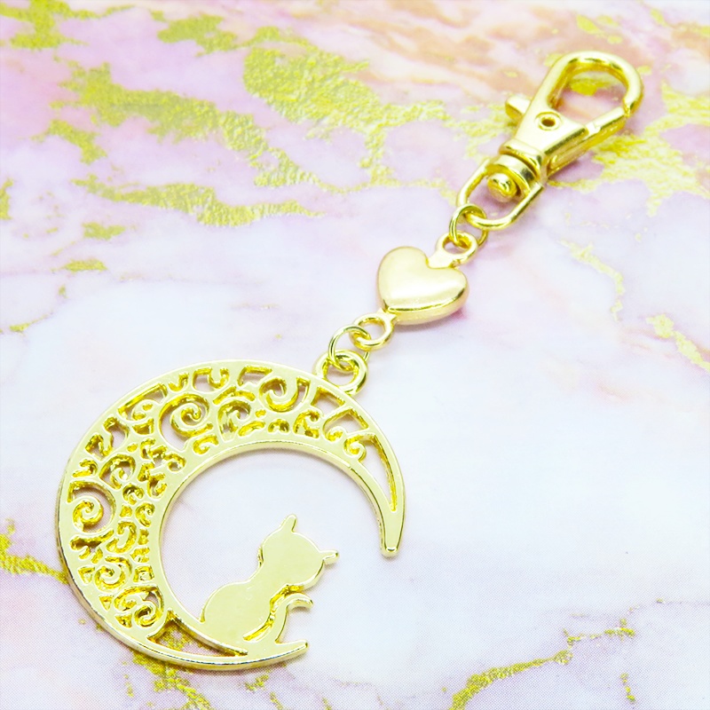 ゴールドカラー 猫が座る三日月チャームとハートを組み合わせた大人可愛いキーホルダー バッグチャーム ファスナー