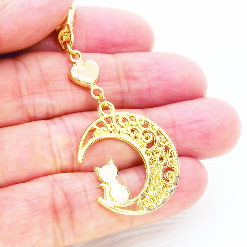 ゴールドカラー 猫が座る三日月チャームとハートを組み合わせた大人可愛いキーホルダー バッグチャーム ファスナー