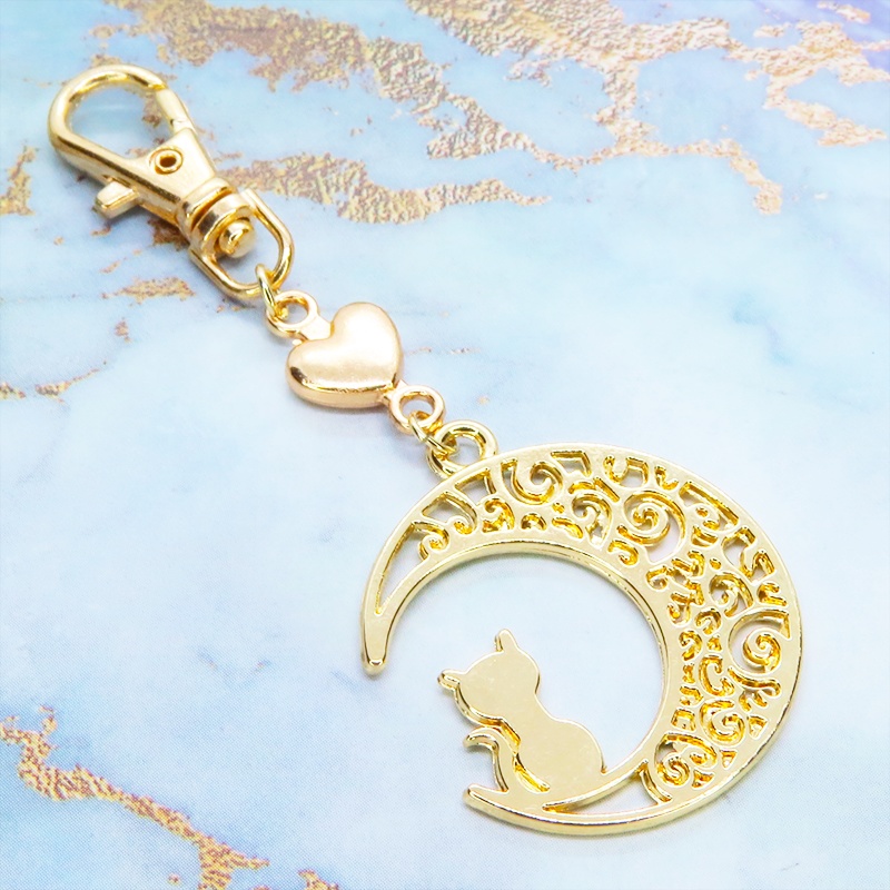 ゴールドカラー 猫が座る三日月チャームとハートを組み合わせた大人可愛いキーホルダー バッグチャーム ファスナー