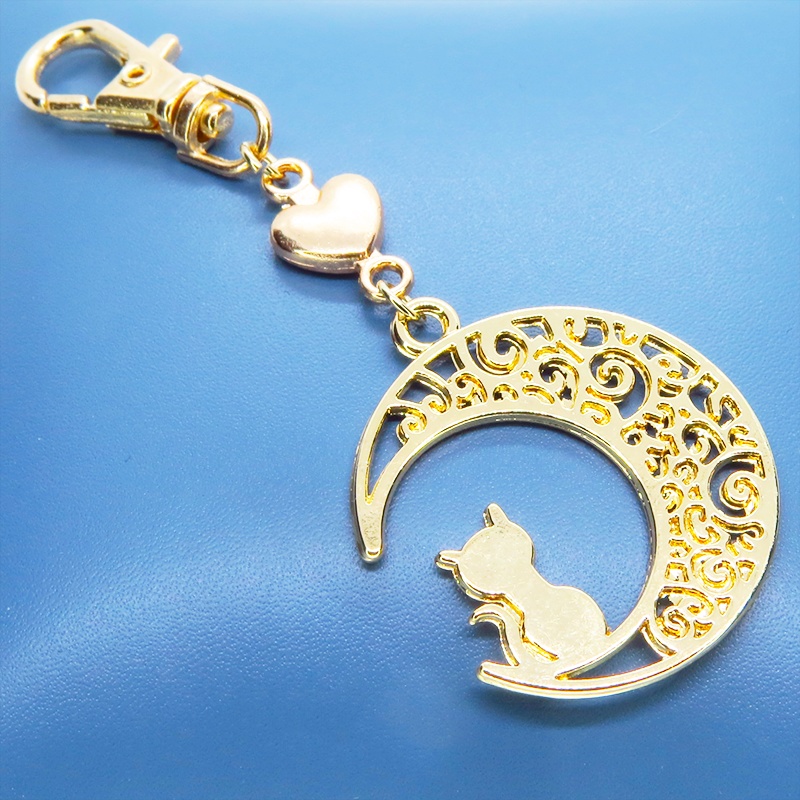 ゴールドカラー 猫が座る三日月チャームとハートを組み合わせた大人可愛いキーホルダー バッグチャーム ファスナー