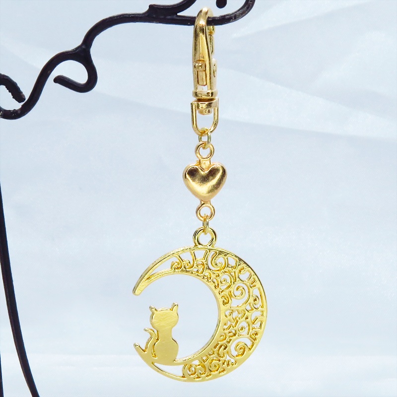 ゴールドカラー 猫が座る三日月チャームとハートを組み合わせた大人可愛いキーホルダー バッグチャーム ファスナー