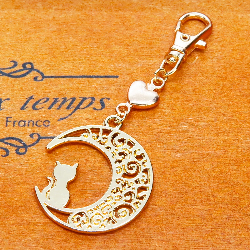 ゴールドカラー 猫が座る三日月チャームとハートを組み合わせた大人可愛いキーホルダー バッグチャーム ファスナー