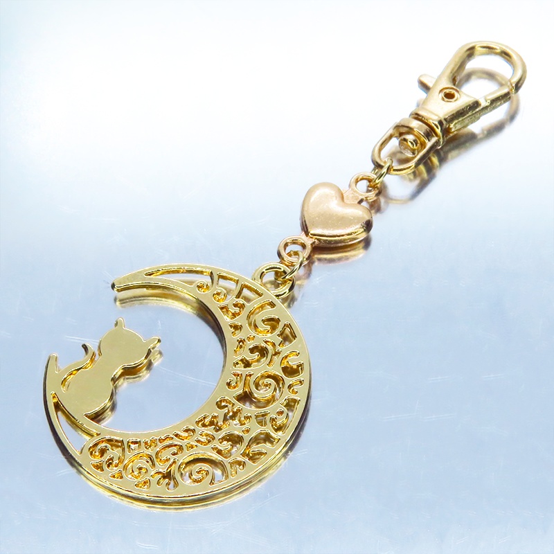 ゴールドカラー 猫が座る三日月チャームとハートを組み合わせた大人可愛いキーホルダー バッグチャーム ファスナー
