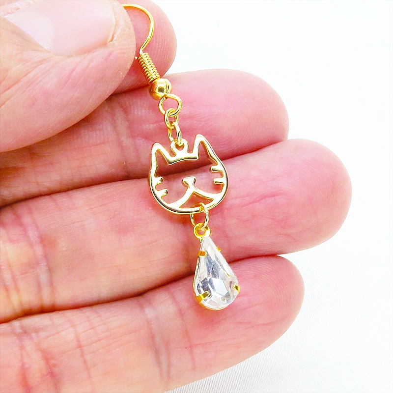 ゴールドカラー ハチワレの猫フレームチャームとクリアガラスの大人可愛いピアス サージカル変更可