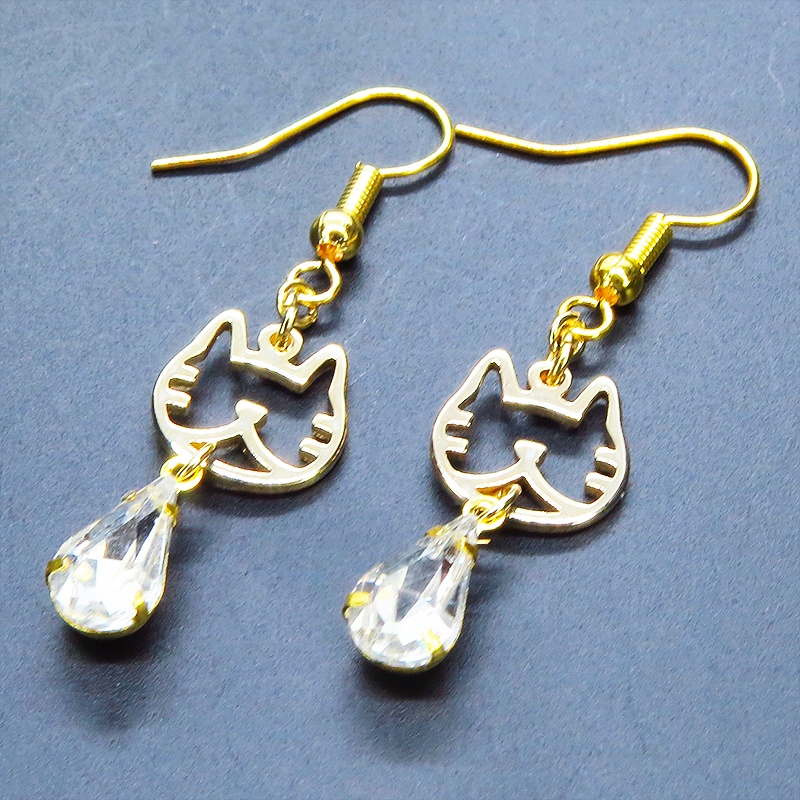 ゴールドカラー ハチワレの猫フレームチャームとクリアガラスの大人可愛いピアス サージカル変更可