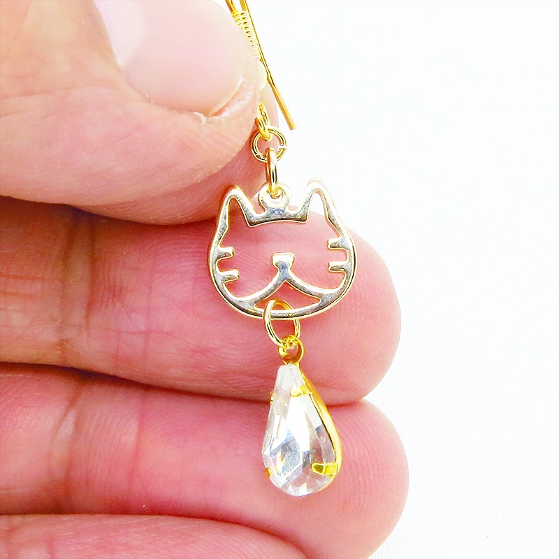 ゴールドカラー ハチワレの猫フレームチャームとクリアガラスの大人可愛いピアス サージカル変更可