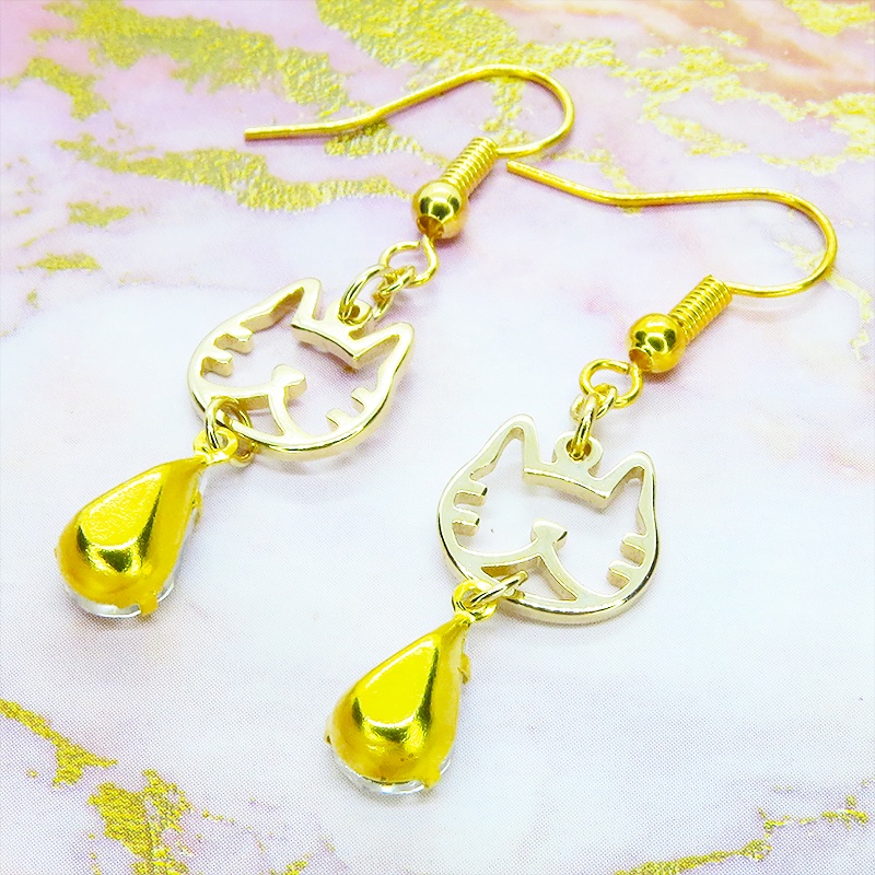 ゴールドカラー ハチワレの猫フレームチャームとクリアガラスの大人可愛いピアス サージカル変更可