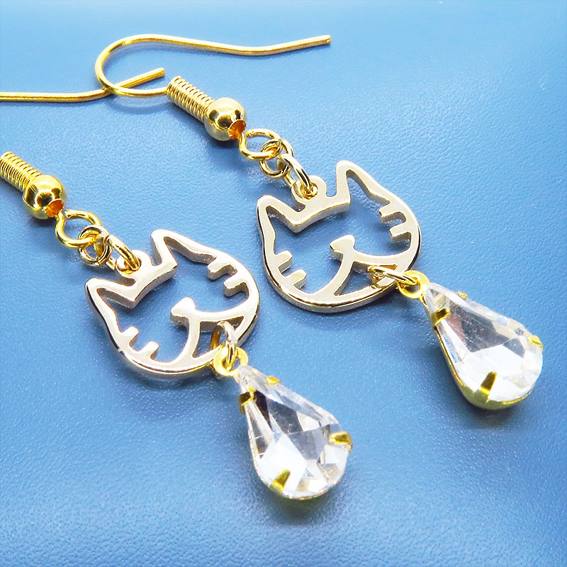 ゴールドカラー ハチワレの猫フレームチャームとクリアガラスの大人可愛いピアス サージカル変更可