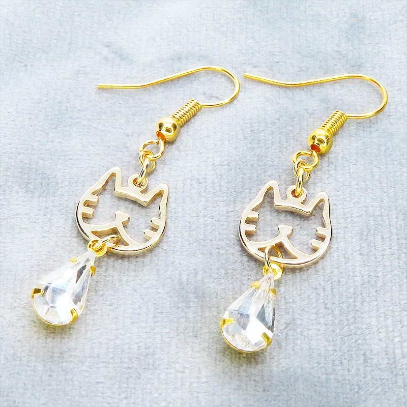 ゴールドカラー ハチワレの猫フレームチャームとクリアガラスの大人可愛いピアス サージカル変更可