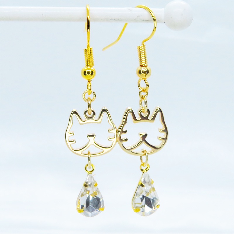 ゴールドカラー ハチワレの猫フレームチャームとクリアガラスの大人可愛いピアス サージカル変更可
