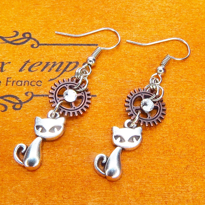 アンティークシルバー 猫と歯車のコンパクトなピアス アンティークブロンズ ガラスクリスタル サージカル可