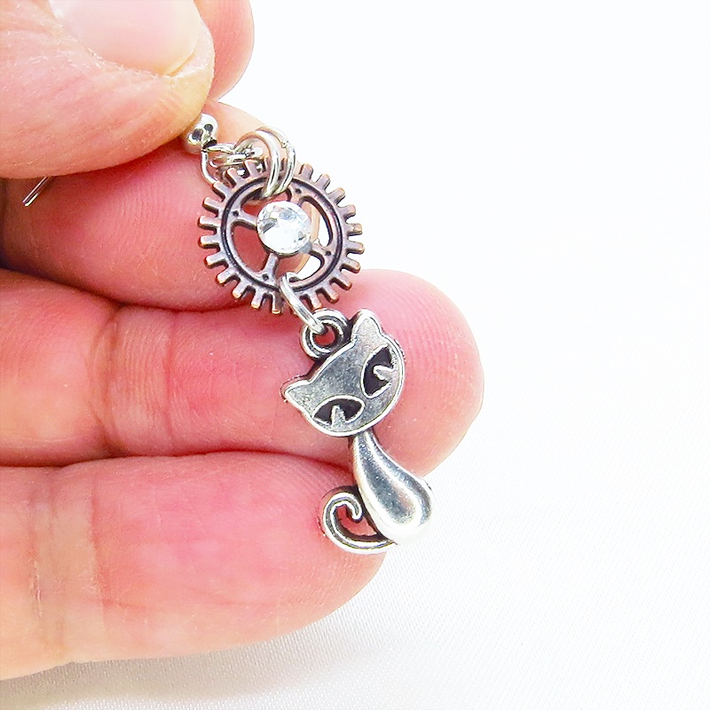 アンティークシルバー 猫と歯車のコンパクトなピアス アンティークブロンズ ガラスクリスタル サージカル可