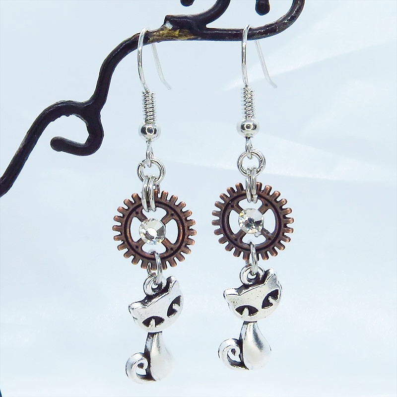 アンティークシルバー 猫と歯車のコンパクトなピアス アンティークブロンズ ガラスクリスタル サージカル可