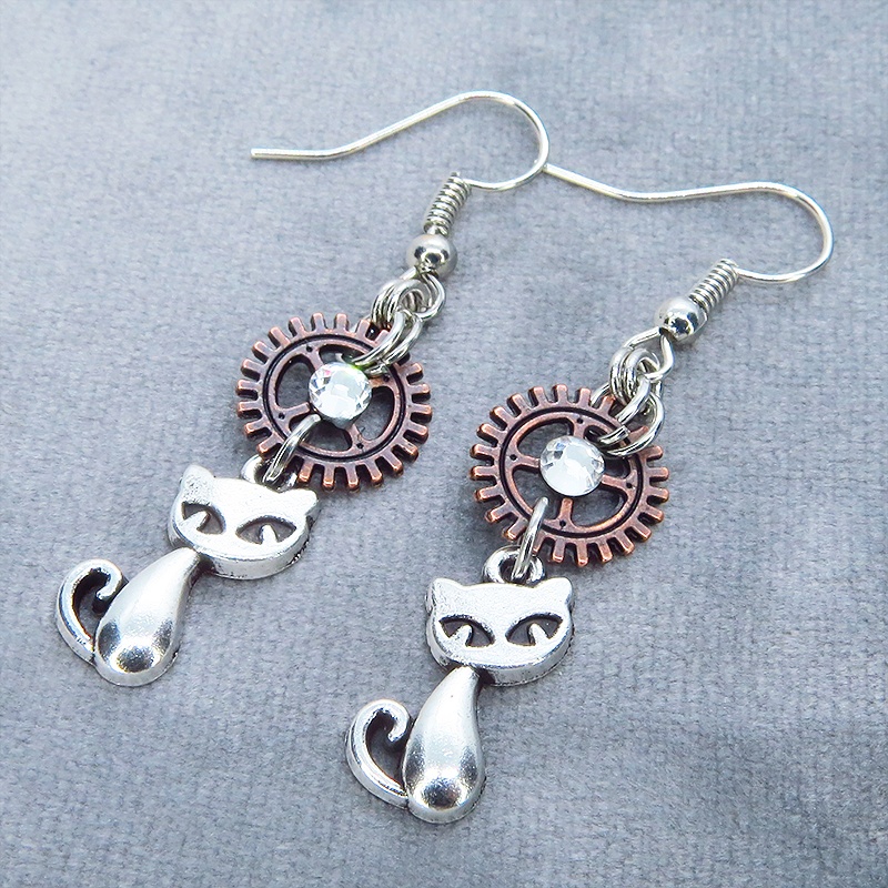 アンティークシルバー 猫と歯車のコンパクトなピアス アンティークブロンズ ガラスクリスタル サージカル可